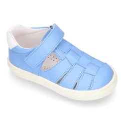 Zapato niño ASANDALIADO con tiras tipo zapatilla con cierre adherente en piel.