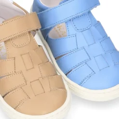Zapato niño ASANDALIADO con tiras tipo zapatilla con cierre adherente en piel.