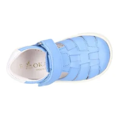 Zapato niño ASANDALIADO con tiras tipo zapatilla con cierre adherente en piel.