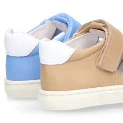 Zapato niño ASANDALIADO con tiras tipo zapatilla con cierre adherente en piel.