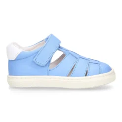 Zapato niño ASANDALIADO con tiras tipo zapatilla con cierre adherente en piel.