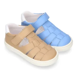 Zapato niño ASANDALIADO con tiras tipo zapatilla con cierre adherente en piel.