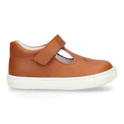 Zapato niño ASANDALIADO tipo zapatilla con cierre adherente y picados en piel.