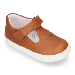 Zapato niño ASANDALIADO tipo zapatilla con cierre adherente y picados en piel.