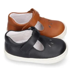 Zapato niño ASANDALIADO tipo zapatilla con cierre adherente y picados en piel.