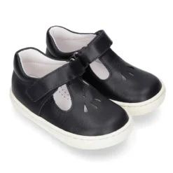 Zapato niño ASANDALIADO tipo zapatilla con cierre adherente y picados en piel.