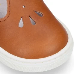 Zapato niño ASANDALIADO tipo zapatilla con cierre adherente y picados en piel.