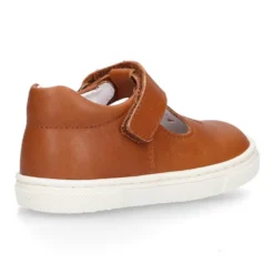 Zapato niño ASANDALIADO tipo zapatilla con cierre adherente y picados en piel.