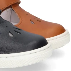 Zapato niño ASANDALIADO tipo zapatilla con cierre adherente y picados en piel.