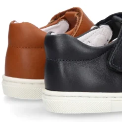 Zapato niño ASANDALIADO tipo zapatilla con cierre adherente y picados en piel.
