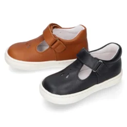 Zapato niño ASANDALIADO tipo zapatilla con cierre adherente y picados en piel.