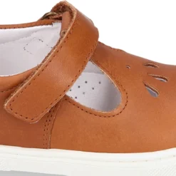 Zapato niño ASANDALIADO tipo zapatilla con cierre adherente y picados en piel.