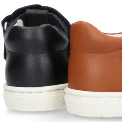 Zapato niño ASANDALIADO tipo zapatilla con cierre adherente y picados en piel.