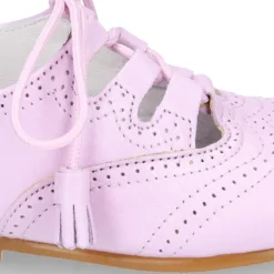 Zapato niño INGLES con cordones y borlas en piel napa LILA.