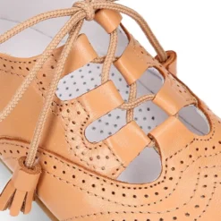 Zapato niño INGLES con cordones y borlas en piel napa CAMEL.