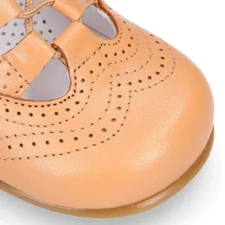 Zapato niño INGLES con cordones y borlas en piel napa CAMEL.