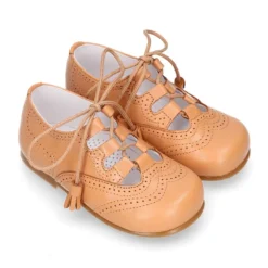 Zapato niño INGLES con cordones y borlas en piel napa CAMEL.
