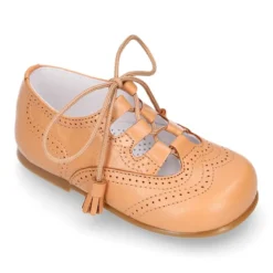 Zapato niño INGLES con cordones y borlas en piel napa CAMEL.