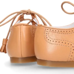 Zapato niño INGLES con cordones y borlas en piel napa CAMEL.