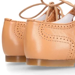 Zapato niño INGLES con cordones y borlas en piel napa CAMEL.