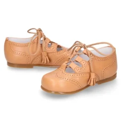 Zapato niño INGLES con cordones y borlas en piel napa CAMEL.
