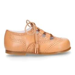 Zapato niño INGLES con cordones y borlas en piel napa CAMEL.