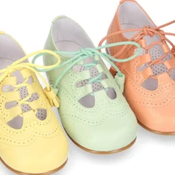 Zapato niño INGLES con cordones y borlas en piel en colores de MODA.