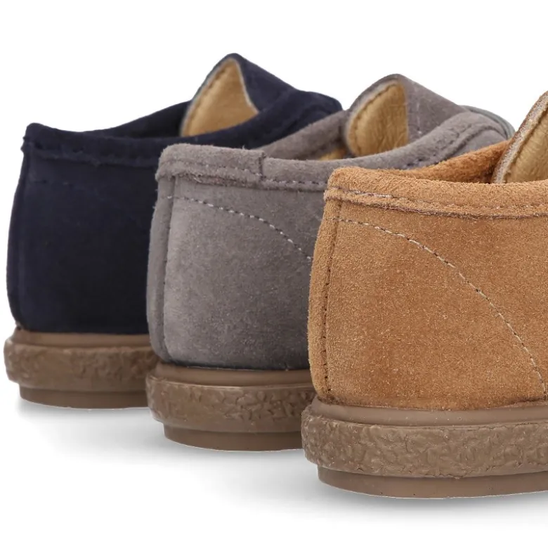 Zapato niño tipo wallabee con cordones en piel serraje
