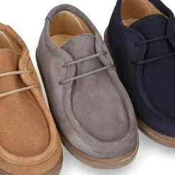 Zapato niño tipo wallabee con cordones en piel serraje