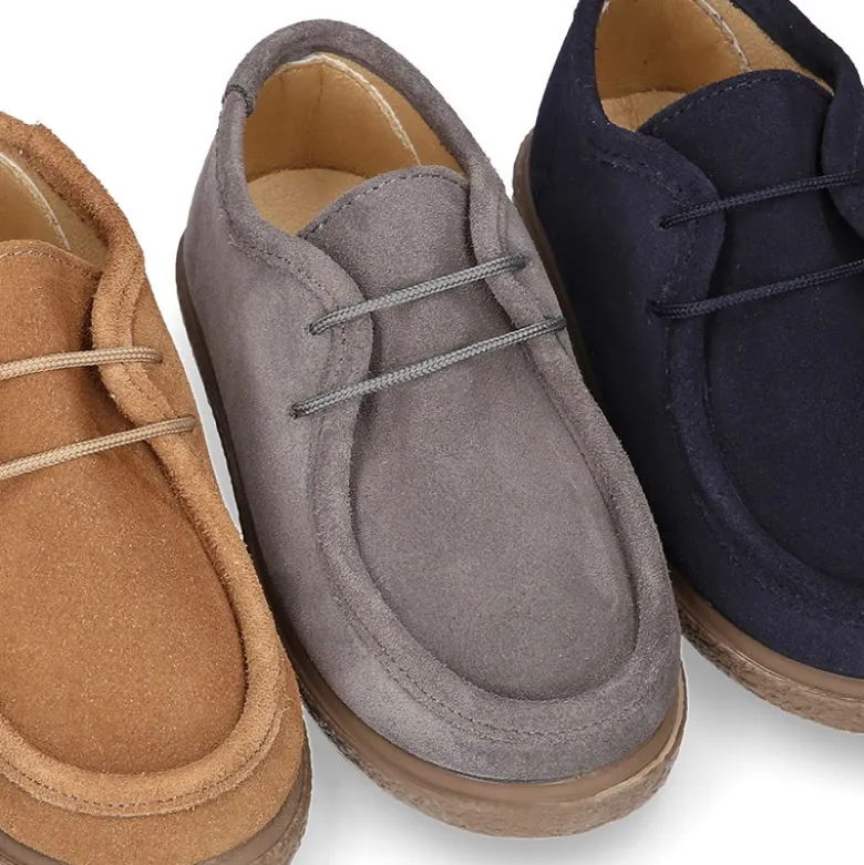 Zapato niño tipo wallabee con cordones en piel serraje