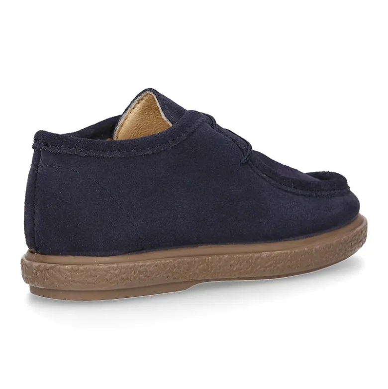 Zapato niño tipo wallabee con cordones en piel serraje