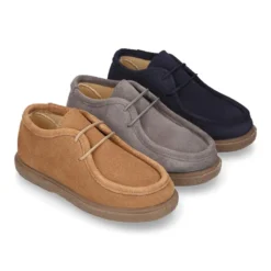 Zapato niño tipo wallabee con cordones en piel serraje