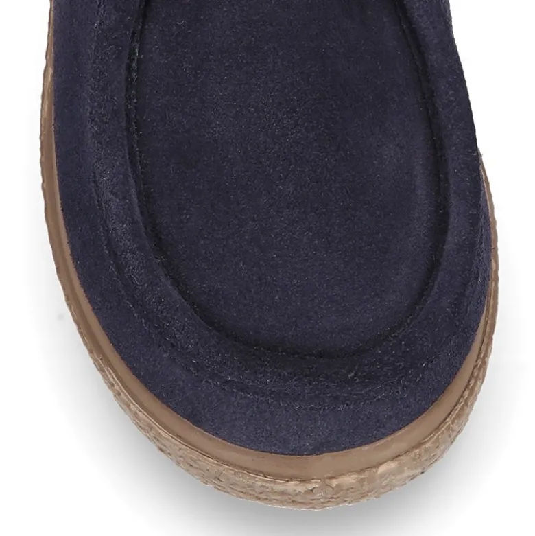 Zapato niño tipo wallabee con cordones en piel serraje