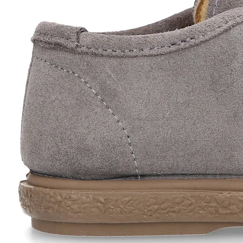 Zapato niño tipo wallabee con cordones en piel serraje