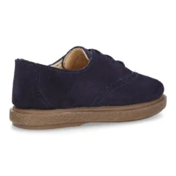 Zapato tipo BLUCHER con cordones y picados en piel serraje.