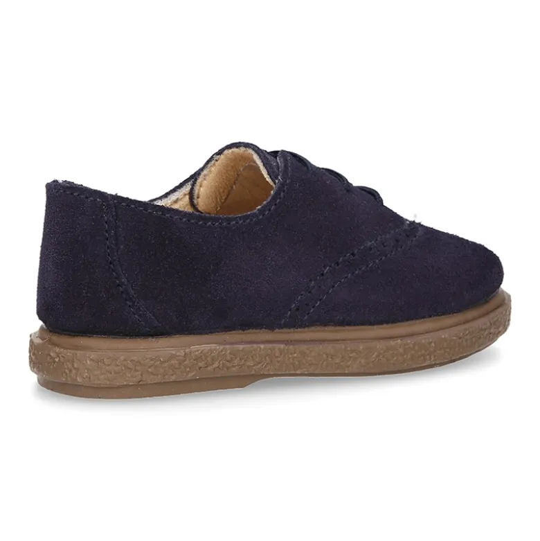 Zapato tipo BLUCHER con cordones y picados en piel serraje.
