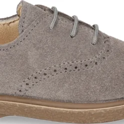 Zapato tipo BLUCHER con cordones y picados en piel serraje.