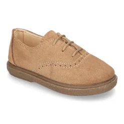 Zapato tipo BLUCHER con cordones y picados en piel serraje.