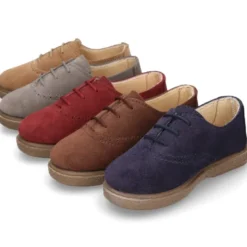 Zapato tipo BLUCHER con cordones y picados en piel serraje.
