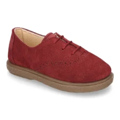 Zapato tipo BLUCHER con cordones y picados en piel serraje.