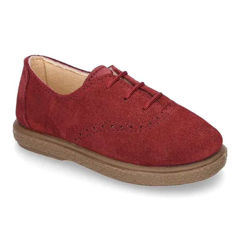 Zapato tipo BLUCHER con cordones y picados en piel serraje.