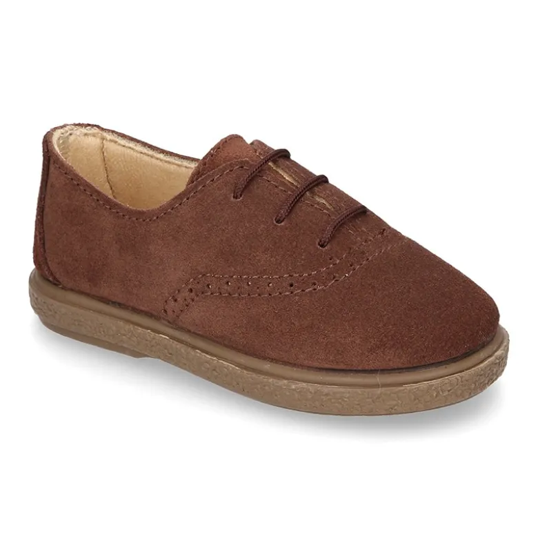 Zapato tipo BLUCHER con cordones y picados en piel serraje.