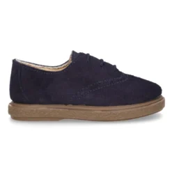 Zapato tipo BLUCHER con cordones y picados en piel serraje.