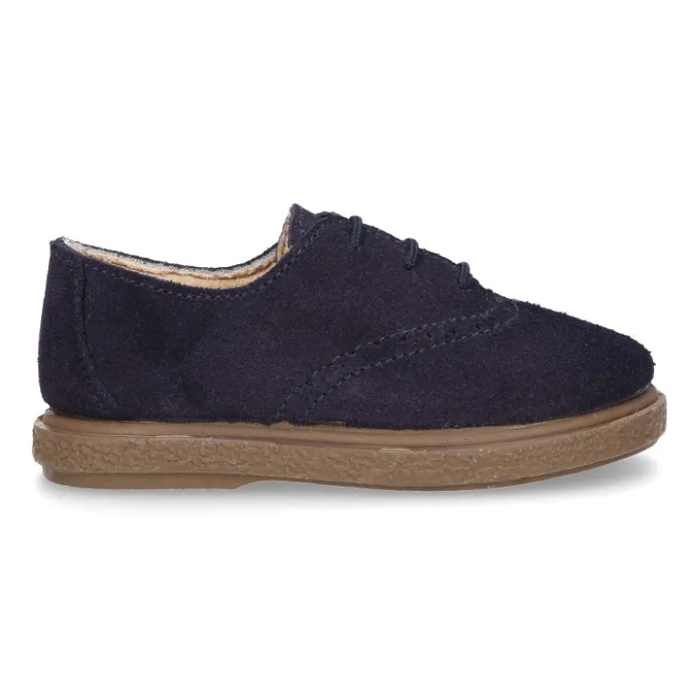 Zapato tipo BLUCHER con cordones y picados en piel serraje.