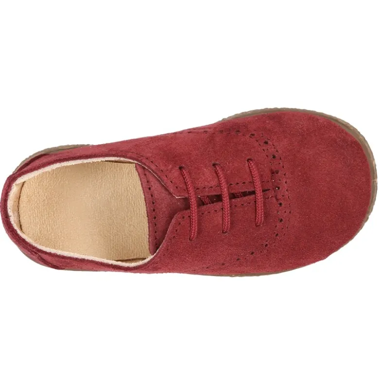 Zapato tipo BLUCHER con cordones y picados en piel serraje.