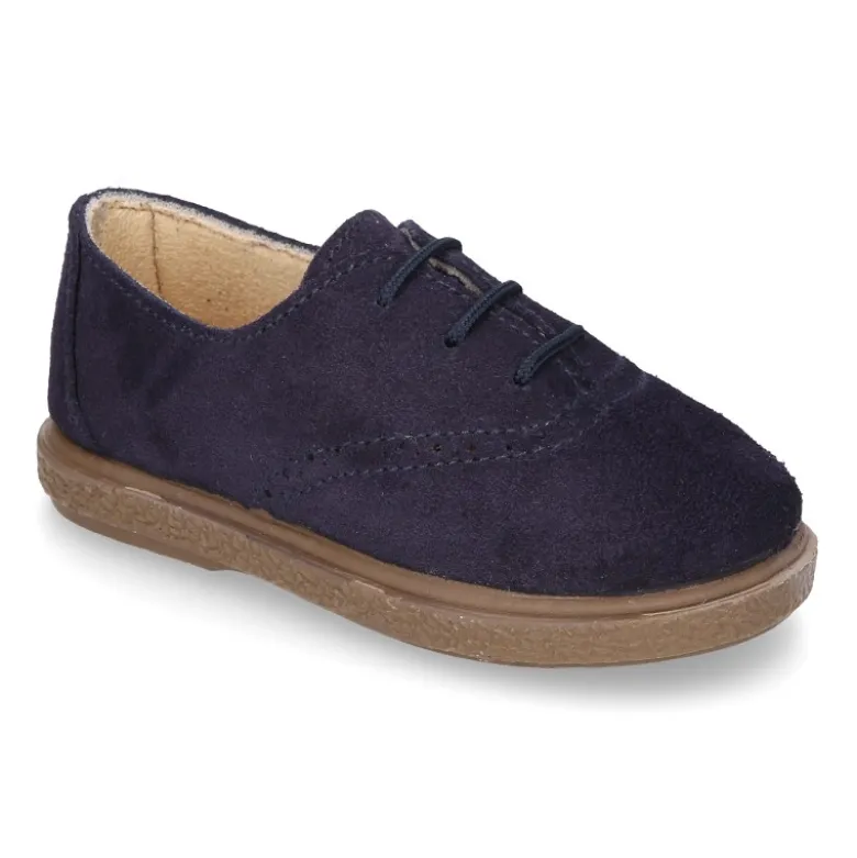 Zapato tipo BLUCHER con cordones y picados en piel serraje.