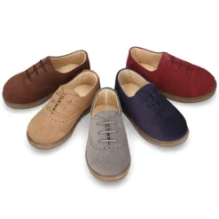 Zapato tipo BLUCHER con cordones y picados en piel serraje.