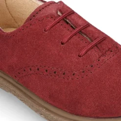 Zapato tipo BLUCHER con cordones y picados en piel serraje.