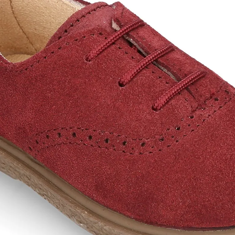 Zapato tipo BLUCHER con cordones y picados en piel serraje.