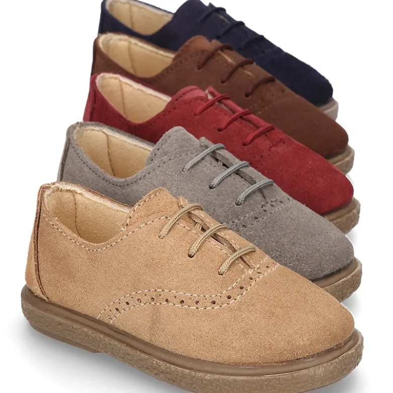 Zapato tipo BLUCHER con cordones y picados en piel serraje.